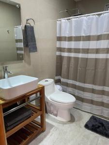 Koupelna v ubytování Lovely 3 bedroom condo with rooftop + 15 fotografií