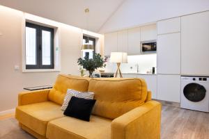 un soggiorno con divano giallo e una cucina di Savannah Apartment, by Bolhão Residences a Porto