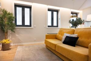 un soggiorno con divano e finestre di Savannah Apartment, by Bolhão Residences a Porto Altre 57 foto