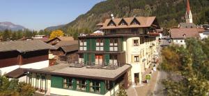 Vista generica sulle montagne o vista sulle montagne dall'interno dell'hotel