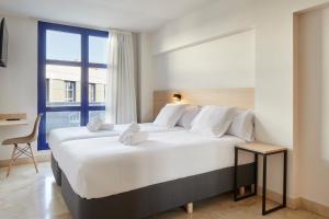 Posteľ alebo postele v izbe v ubytovaní Iraipe Logroño Hotel