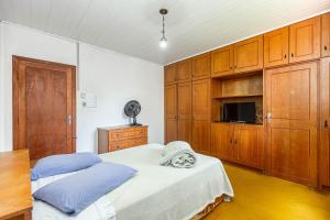 Postel nebo postele na pokoji v ubytování Memora Guesthouse Curitiba - Quartos em Casa próximo ao Parque Bacacheri