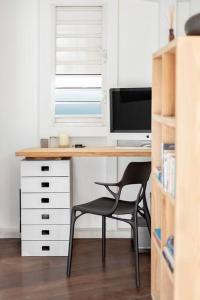 an office with a desk with a computer and a chair at Le Spot - Unique house with view in Oyster Pond