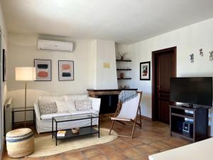 TV a/nebo společenská místnost v ubytování Villa Aurora hasta 10 personas piscina AC wifi