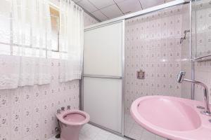 Koupelna v ubytování Memora Guesthouse Curitiba - Quartos em Casa próximo ao Parque Bacacheri