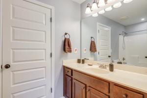 un baño con lavabo y espejo en 8 Mi to Trilith Studios Home with Fire Pit!, en Fayetteville 34 fotos más