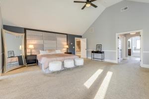 1 dormitorio grande con 1 cama grande y 2 sillas en 8 Mi to Trilith Studios Home with Fire Pit!, en Fayetteville
