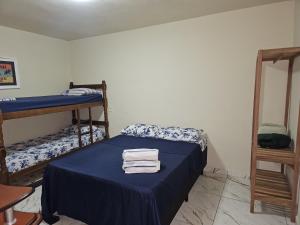 Casa Buziana - Centro في بوزيوس: غرفة نوم مع سريرين بطابقين ومرآة