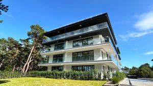 un condominio con balconi e cortile di Apartament Baltic Zefir Pogorzelica Sea&Spa-Hevenia a Pogorzelica