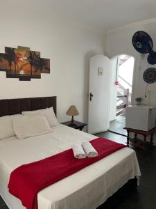 Un dormitorio con una cama con dos toallas encima. en Pousada Recanto do Arraial do Cabo, en Arraial do Cabo 60 fotos más