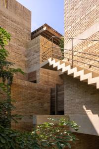 un bâtiment en briques avec des escaliers sur le côté dans l'établissement Torrearena Design Hotel, à Puerto Escondido