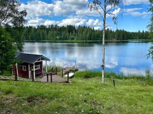 a small cabin on a dock next to a lake at Villa Kesälä in Ylöjärvi