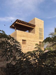 un bâtiment en briques avec un toit en haut dans l'établissement Torrearena Design Hotel, à Puerto Escondido 27 autres photos