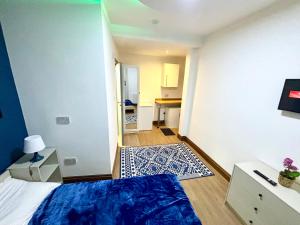 Postel nebo postele na pokoji v ubytování Cozy EnSuite In The Heart Of London