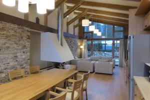 cocina y sala de estar con mesa y sillas en Pirin Nest Villa, en Bansko