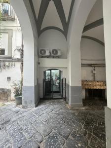 an entrance to a building with an open door at A' casa mij in Naples