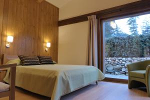 Tempat tidur dalam kamar di Pirin Nest Villa