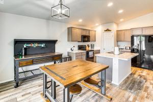 Ảnh trong thư viện ảnh của 3 Mi to Lake Lowell Caldwell Home with Yard and Grill ở Caldwell