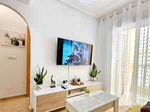 TV a/nebo společenská místnost v ubytování Bonito apartamento con piscina