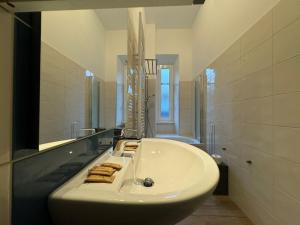 A bathroom at Casa Marin - Metro Malatesta Még 27 kép