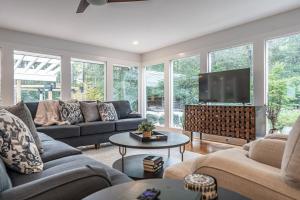 a living room with couches and a flat screen tv at Banjos Golf Getaway in Pinehurst