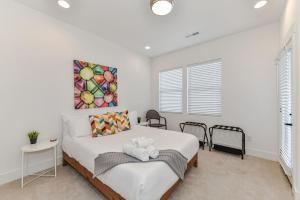 a bedroom with a bed and a painting on the wall at On the Move in Plaza Midwood in Charlotte