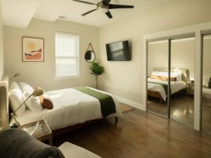 Ένα ή περισσότερα κρεβάτια σε δωμάτιο στο Downtown, contemporary, 2 bedroom, Roof Terrace! 3B