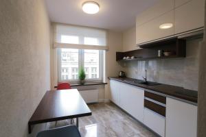 O bucătărie sau chicinetă la Apartamenty Zamenhofa
