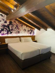 a bed in a bedroom with a floral wall at Oianume in Urnieta