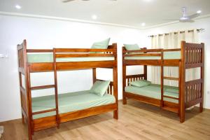 Una cama o camas en una habitación de Tree House Hostel