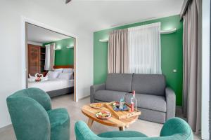 Posezení v ubytování Courbaril Hôtel + 22 fotografií