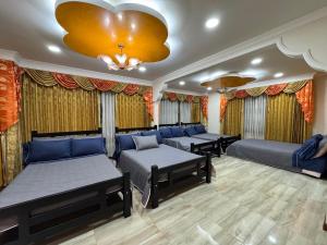 a room with couches and a couch and a chandelier at casa la Villa paipa in Paipa