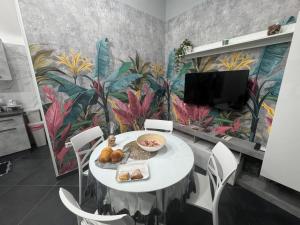 a room with a table with bread and a mural at A' casa mij in Naples