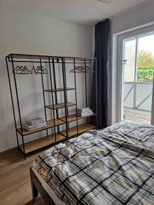 una camera con letto e libreria di Altmünster mit Traunsteinblick ad Altmünster