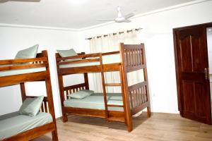 Una cama o camas en una habitación de Tree House Hostel