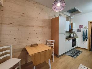 A kitchen or kitchenette at Piccolo Appartamento Casa Vacanze B&B Angela