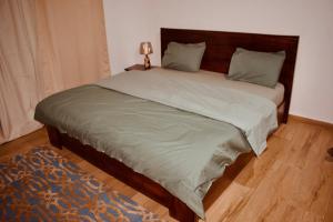 Una cama o camas en una habitación de Tree House Hostel