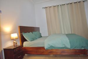 Una cama o camas en una habitación de Tree House Hostel