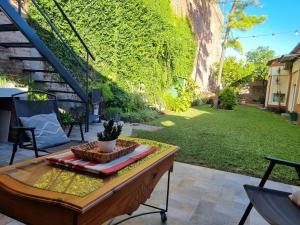 a patio with a table and a yard at La Casa del Viajero in Roque Sáenz Peña