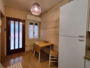 A kitchen or kitchenette at Piccolo Appartamento Casa Vacanze B&B Angela