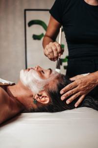 a man getting his hair cut at a salon at Kura Botanica Hotel in Willemstad