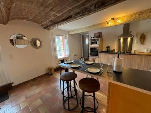a kitchen with a table and stools in a room at La casa terracotta in Claira