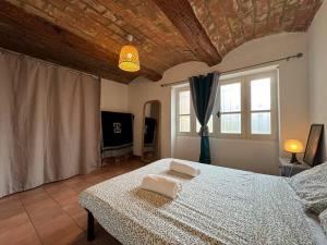 a bedroom with a bed with two towels on it at La casa terracotta in Claira