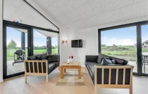 uma sala de estar com um sofá e uma mesa em 3 Bedroom Beautiful Home In Haderslev em Haderslev