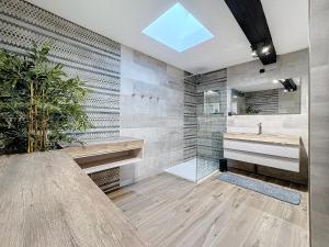 un baño con ducha y lavabo en LOFT SPA SAUNA 10 personnes Centre ville, en Montluçon 17 fotos más