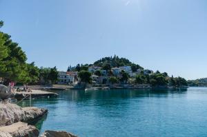 - une vue sur une étendue d'eau avec des maisons sur une colline dans l'établissement Apartments Sunny Corner, à Tribunj