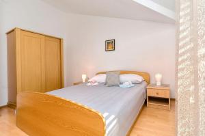 une chambre avec un lit avec deux oreillers dessus dans l'établissement Apartments Sunny Corner, à Tribunj