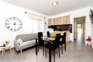 un salon avec un canapé et une table dans l'établissement Apartments Sunny Corner, à Tribunj