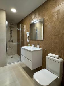 Koupelna v ubytování Apartamentos Las Acacias + 13 fotografií