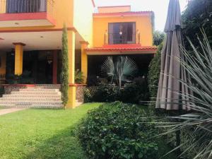 Un jardín fuera de Casa Pino Residencia de Lujo - Alberca con Caldera Incluido